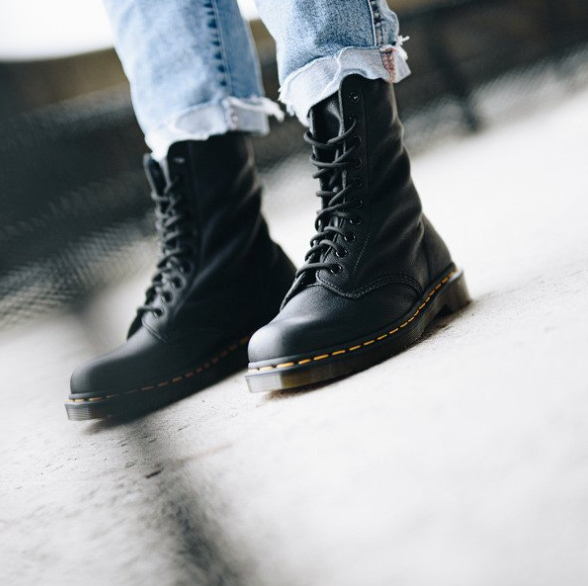 Dr martens top 1490 black virginia
